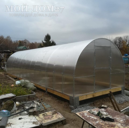 Теплица СверхПрочная Усиленная 10 метров с поликарбонатом | Мой-Дом27 | Каркас изготовлен из оцинкованной замкнутой трубы 20*20 мм.<br>
 Ширина - 3 метра. Высота - 2,1 метра. Длина 10 метров.<br>
 Выдерживаемая снеговая нагрузка - 300 кг/м2. Выдерживаемая ветровая нагрузка - до 22 м/с.<br>
 <b>Расстояние между дугами 0,65 метра. ДВОЙНАЯ ДУГА под дугой приварена еще одна дуга - толщина металла каждой дуги 1,2 мм.</b> Ширина двери 0,96 метра.<br>